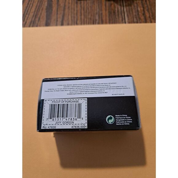 2006 Jeff Gordon DuPont Hot Hues NASCAR Die-Cast 1:87 Winner’s Circle Race Car - Picture 4 of 6